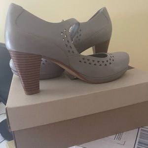 EUC Clark’s Chorus Chime Grey Leather Heals
